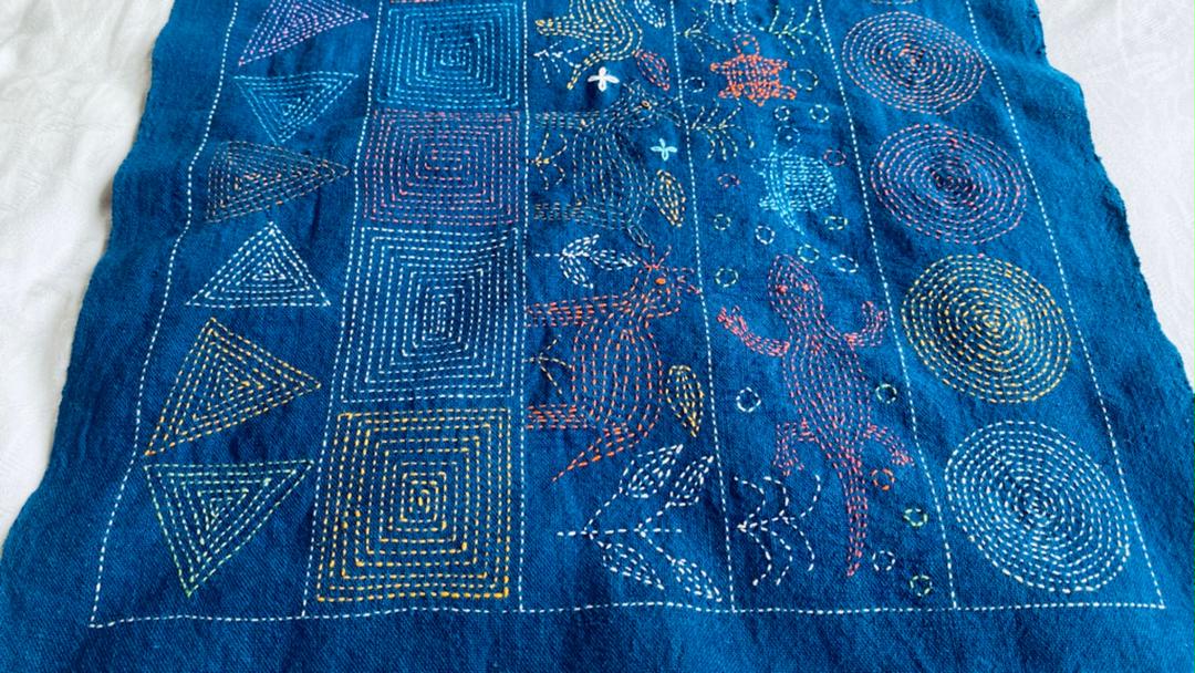 TR03  テーブルランナー　手刺繍　レンテン族刺繍　ラオス布　ハンドメイド
