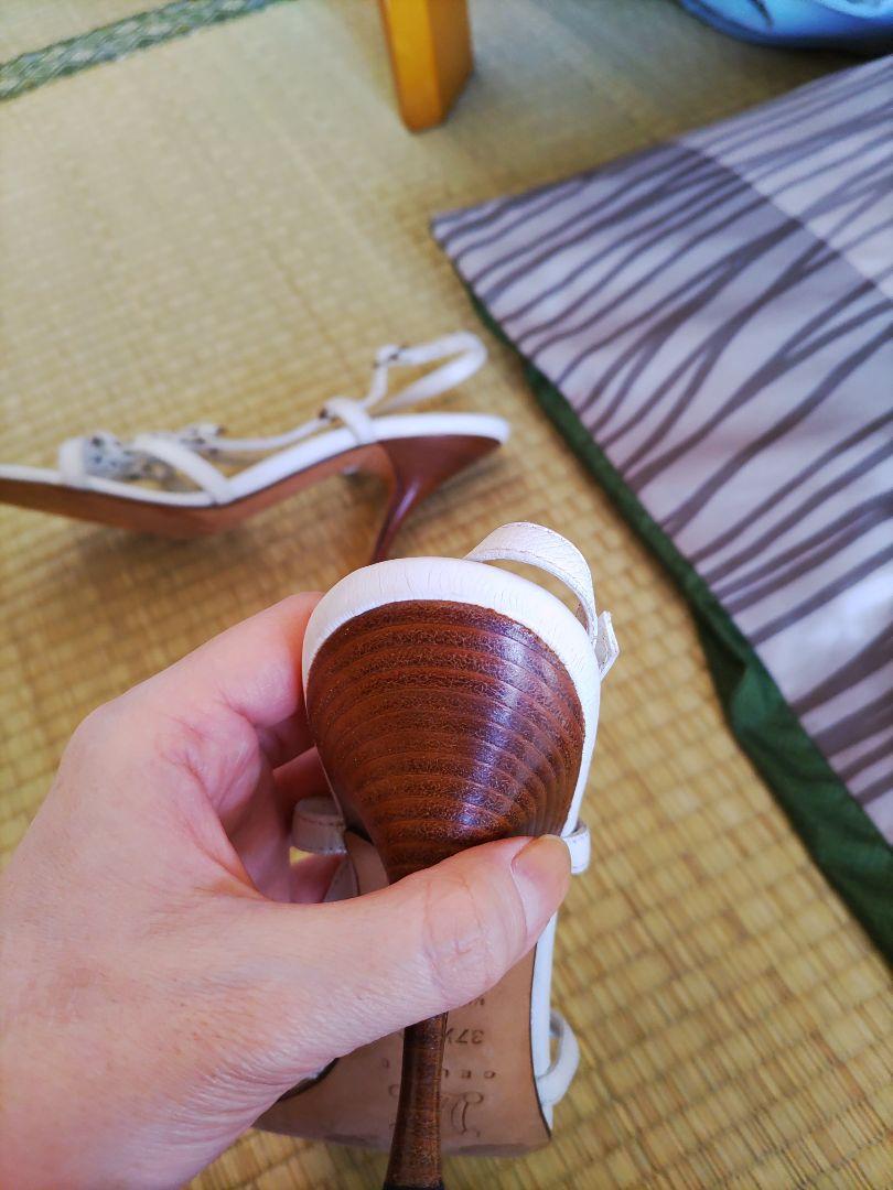 セリーヌ「白のレザーサンダル」