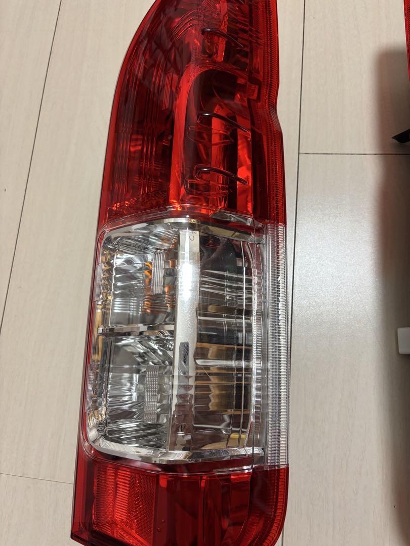 ハイエース 5型　純正　テールランプ