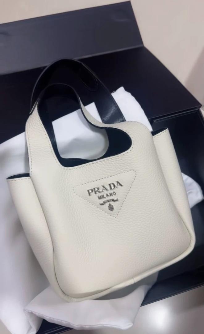 美品PRADA ホワイトレザートートバッグ