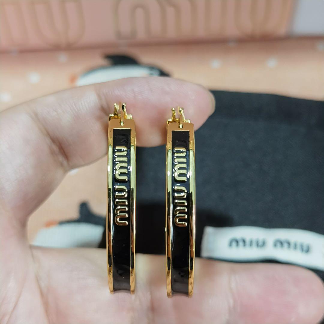 *miumiu* エナメルメッキ イヤリングセット ロゴ入り 国内発】MIU MIU ロゴ エナメルメタル ピアスセット (MiuMiu