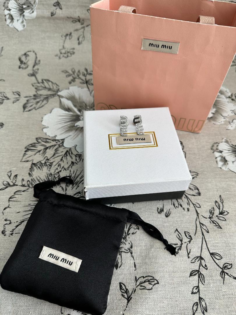 miu miu ミュウミュウ ロゴクリスタルピアス