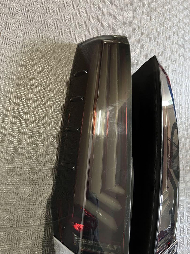 VOXY 80系　前期　テールランプ