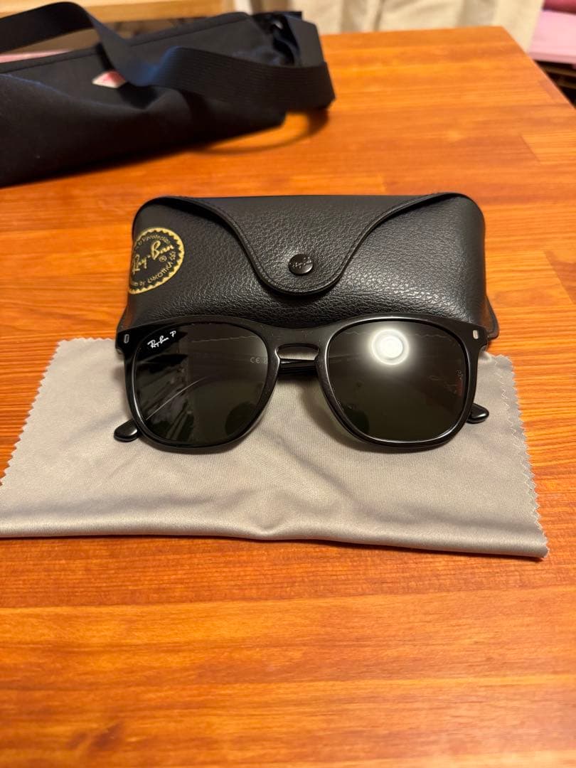 Ray-Ban RB2210F サングラスRay Ban