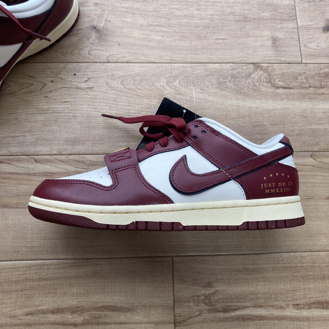 W NIKE DUNK LOW SE セイル/チームレッド
