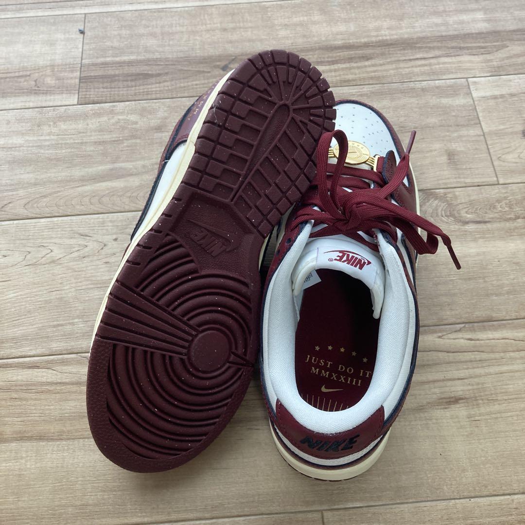 W NIKE DUNK LOW SE セイル/チームレッド