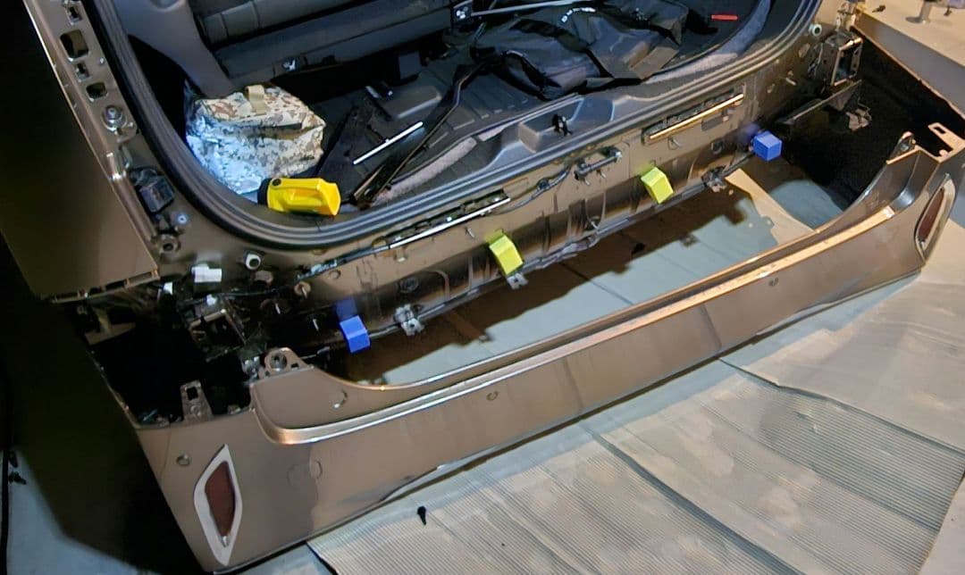 アルファード40 プレシャスレオブロンド　リアバンパー　擦り傷、割れあり