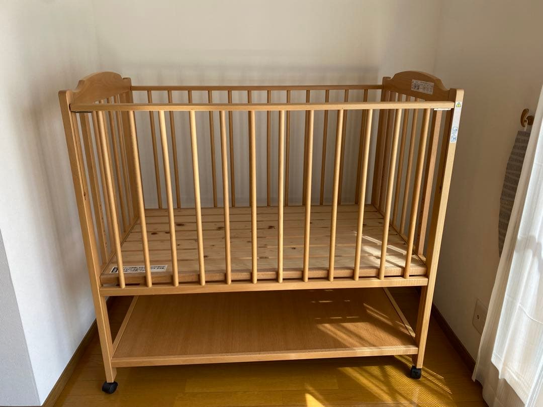 木製ベビーベッド キャスター付き 木製ベビーベッド キャスター付き