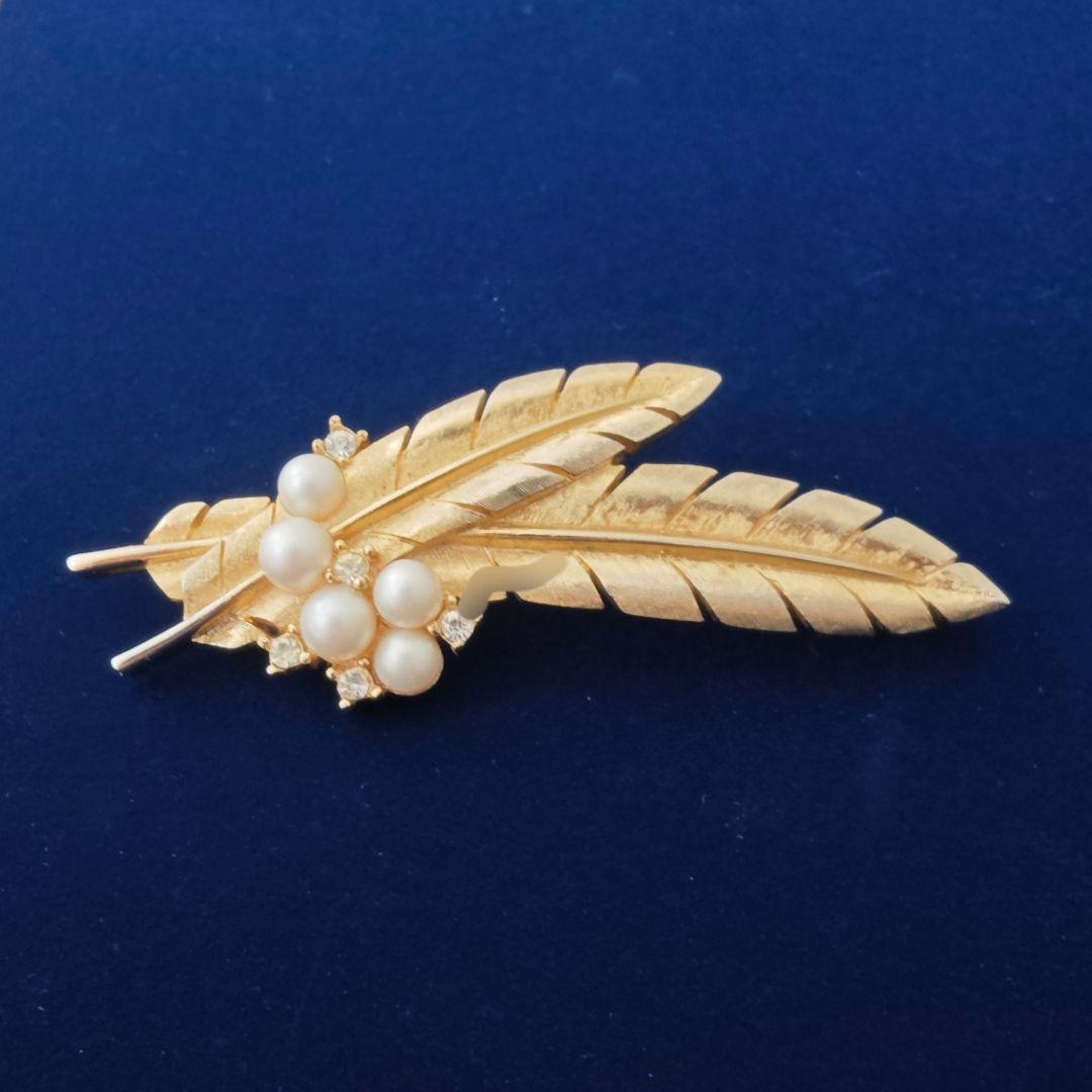 ヴィンテージtrifariパール&ストーン フェザーブローチcrownトリファリ ヴィンテージtrifariパール&ストーン フェザーブローチcrownトリファリ
