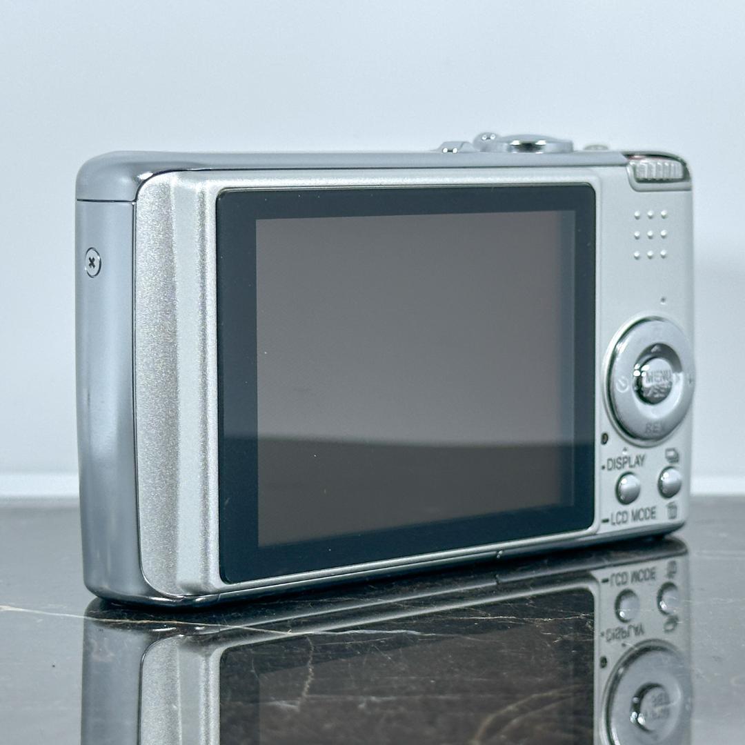 LUMIX DMC-FX07 シルバー Panasonic LUMIX DMC-FX07 - Photo Thinking Camera Review