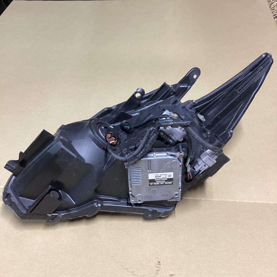 ZVW30 プリウス 右ヘッドライト　LED KOITO47-30