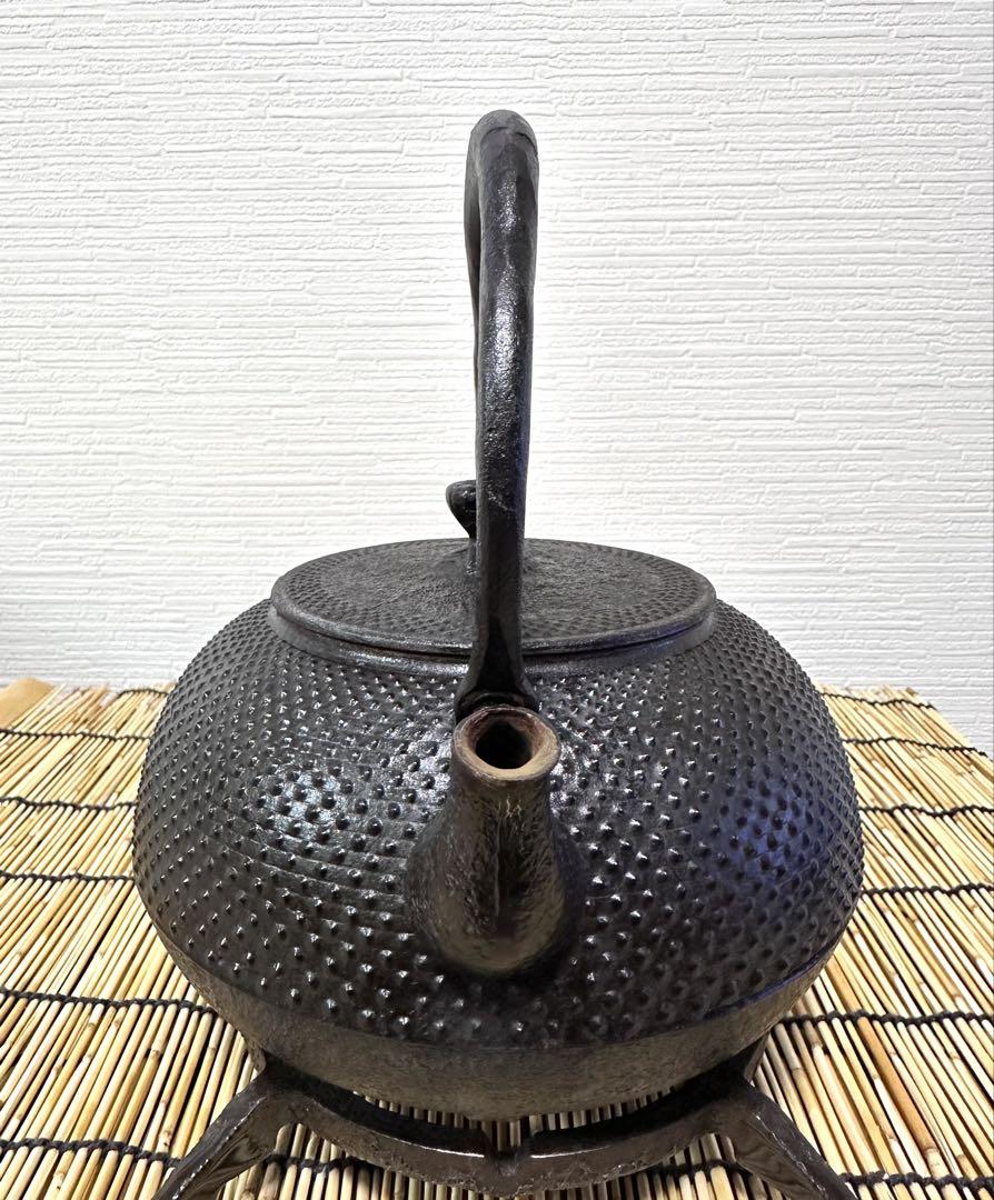 ＵＳＥＤ品、付属品付　南部照光堂造　１８型アラレ　南部鉄瓶　南部鉄器　鉄瓶