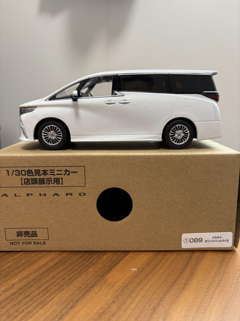 トヨタ ヴェルファイア 1/30 ミニカー　ホワイトパールマイカ