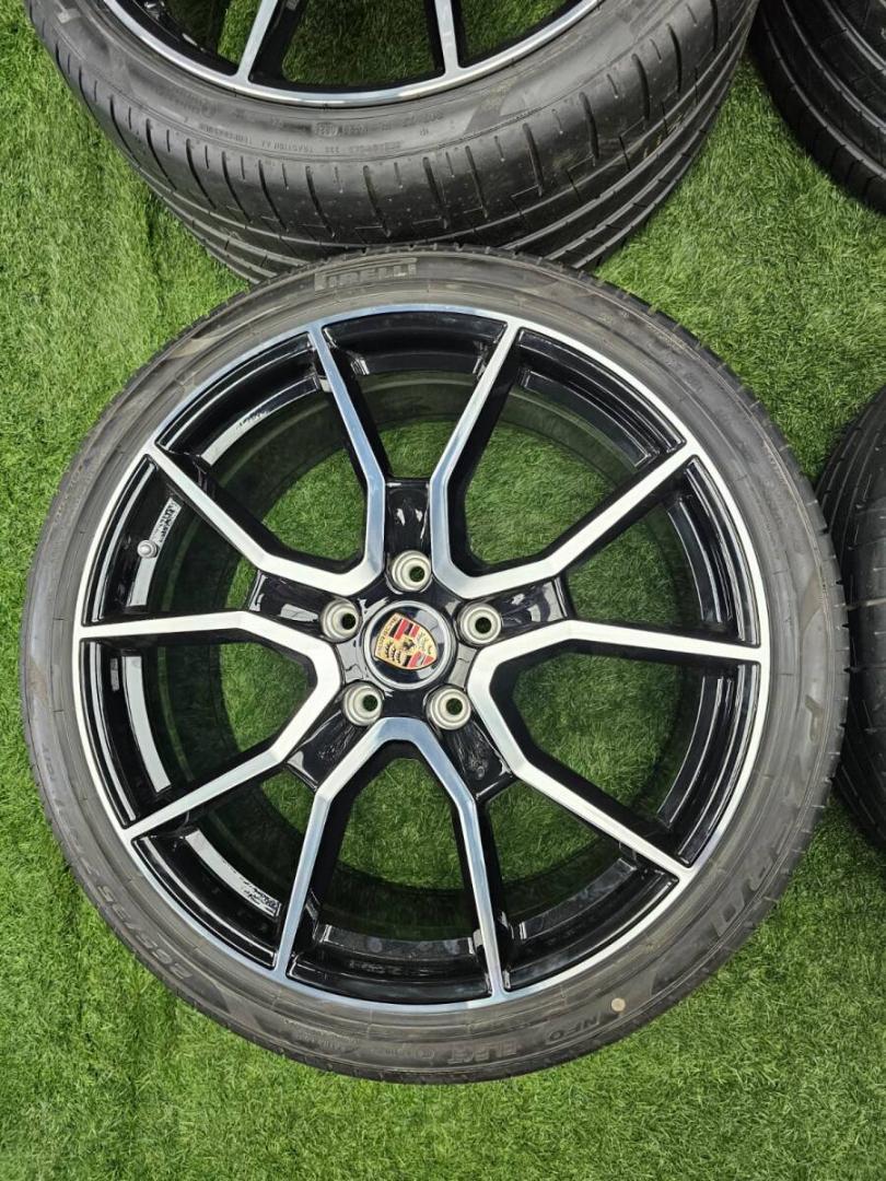 ポルシェ タイカン9J1 新車外し ターボS 純正 21インチ+ピレリ