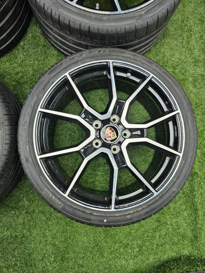 ポルシェ タイカン9J1 新車外し ターボS 純正 21インチ+ピレリ