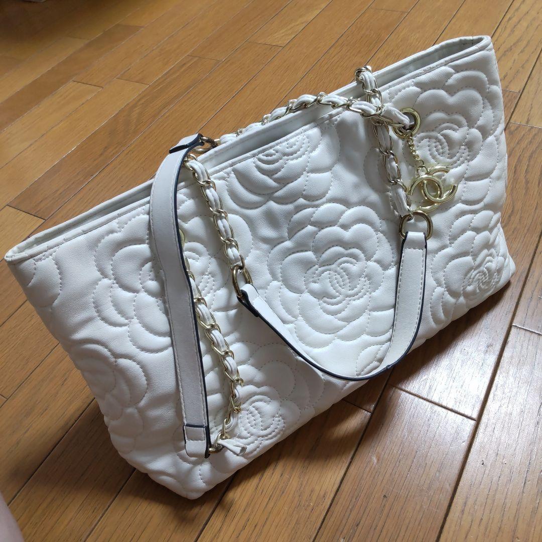 シャネル ホワイト花柄キルティングショルダーバッグ