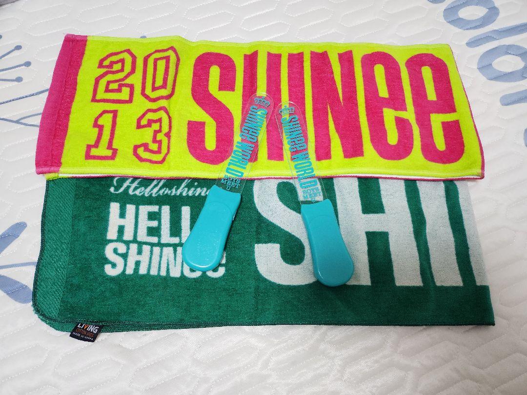 SHINee マフラータオル2つ と ペンライト2本 セット - メルカリ