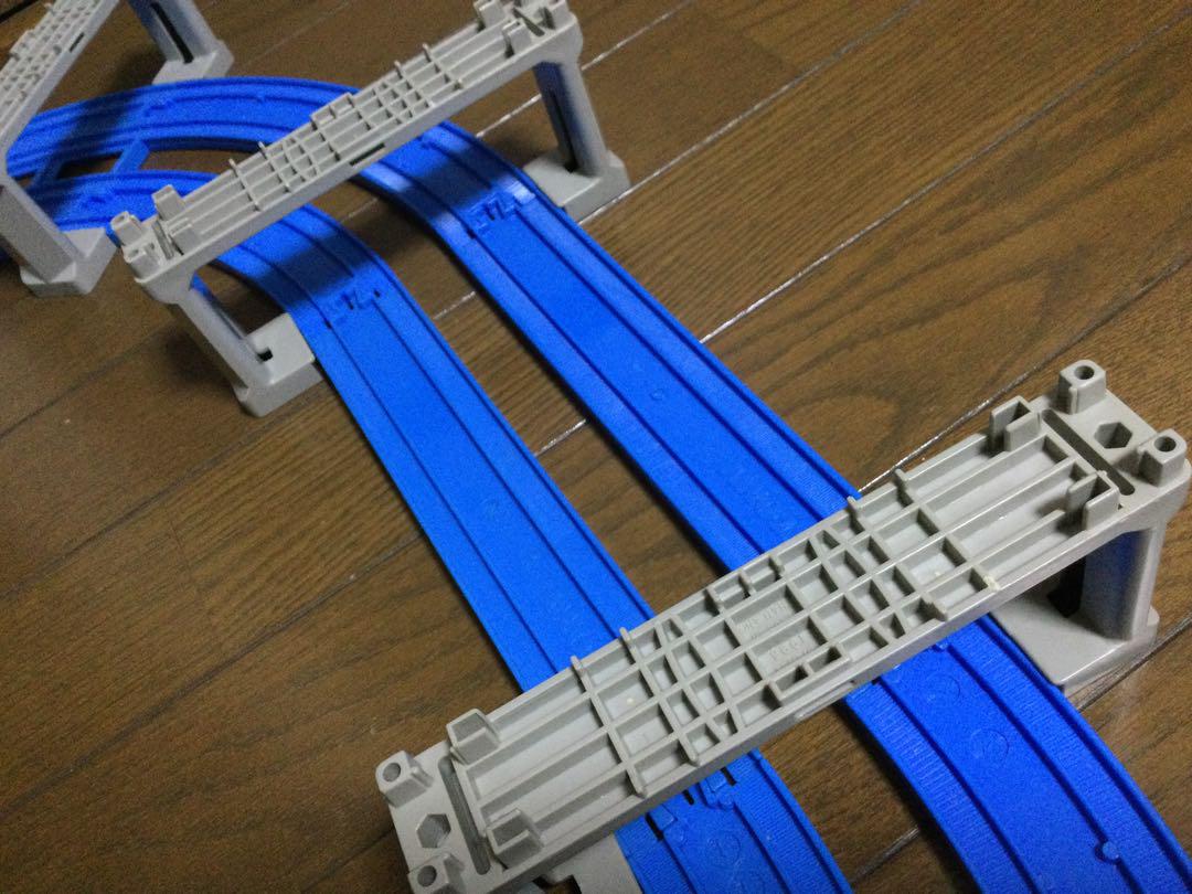プラレール線路 8の字無限ループ グレー色ブロック橋脚4段