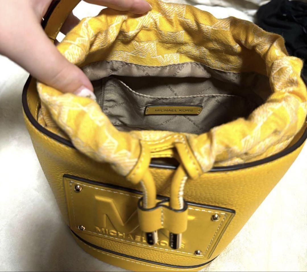 マイケルコース　ショルダーバッグ　2way ドローストリング　バケット　イエロー マイケルコース ショルダーバケットバッグ 2way - メルカリ