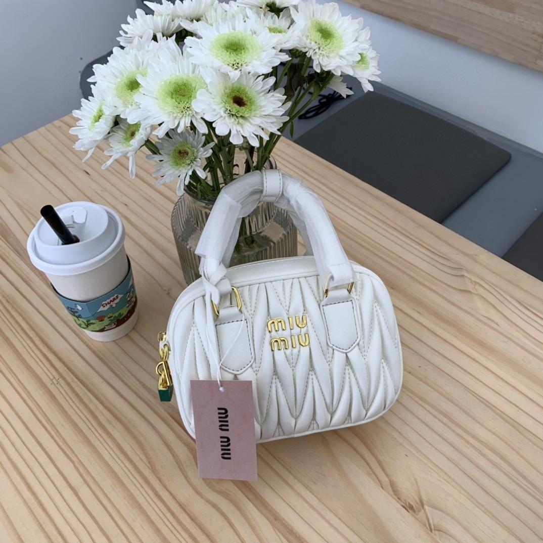 miu miu ホワイト ショルダーバッグ - メルカリ