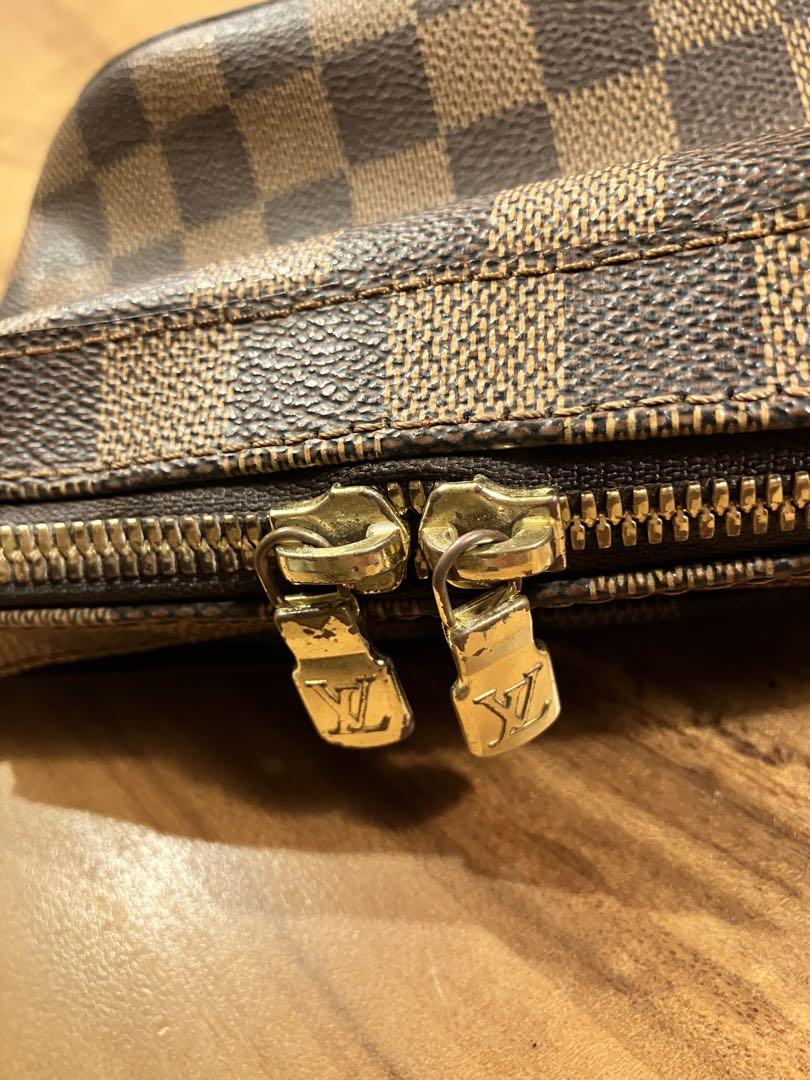 LOUIS VUITTON ボディバッグ