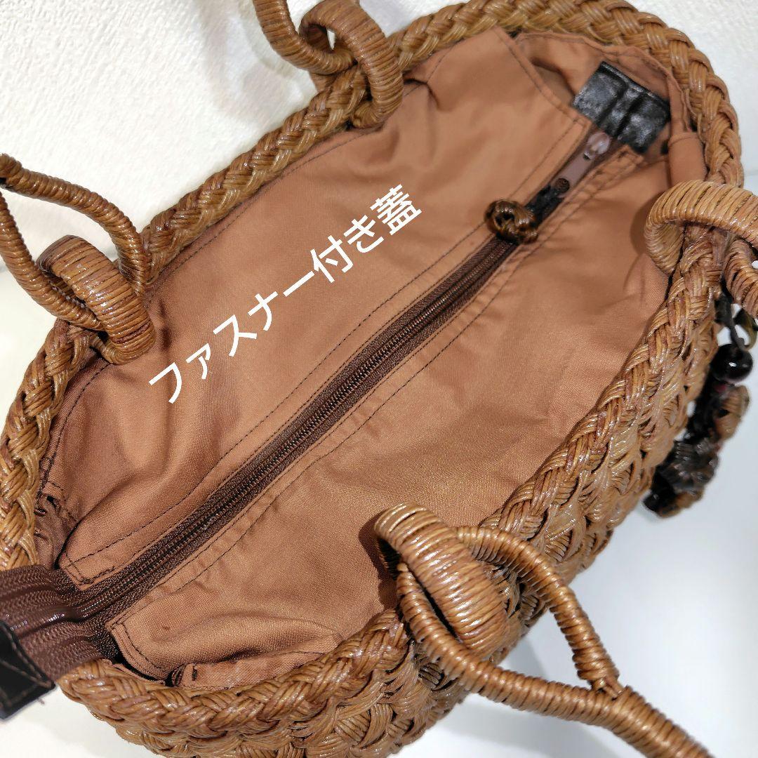 クラフトで作った山葡萄風網代編みかごバッグ（チャーム付ファスナー付き蓋） オリジナル クラフトで作った山葡萄風網代編みかごバッグ&うさ