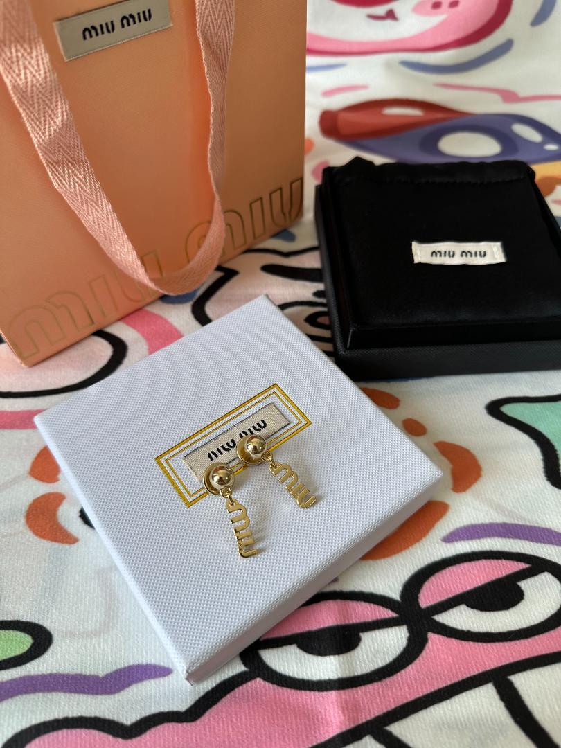 可愛い☆miu miu ゴールド ロゴピアス - メルカリ