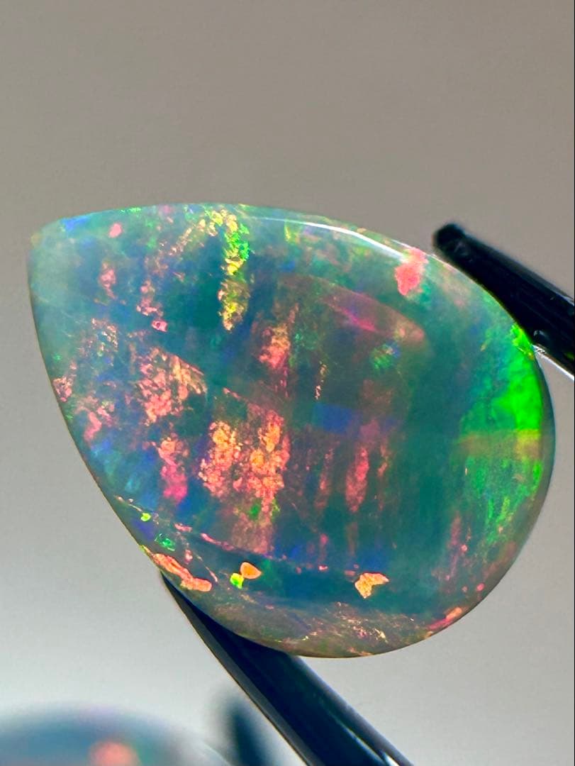 【7.5カラット】ブラックオパール/エチオピア産/16x12x7mm 遊色抜群