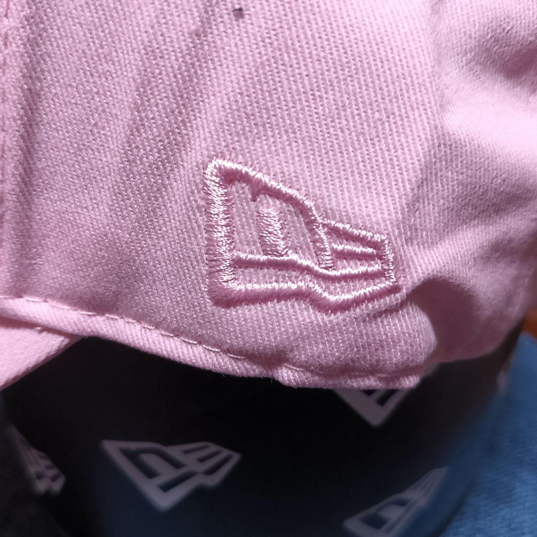 New Era + Saint Laurent コラボ キャップ 限定色ピンク