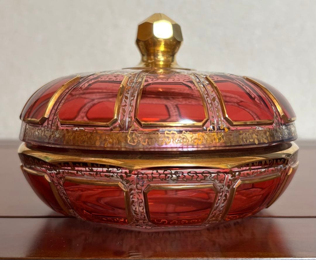 ボヘミアンガラス　入れ物　ビンテージ　クランベリー色に金彩　かぼちゃ型　希少 ボヘミアンガラス 入れ物 ビンテージ クランベリー色に金彩