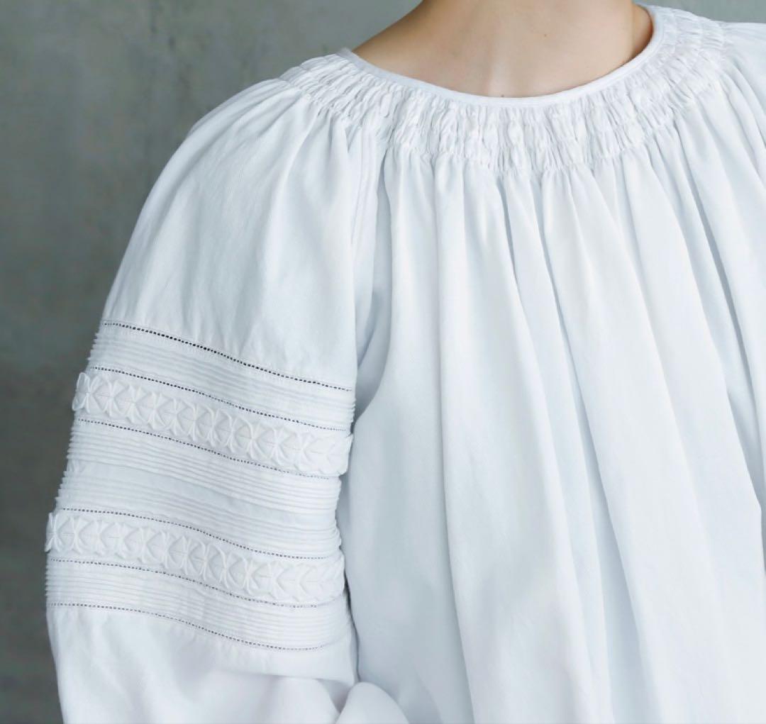 Pheeta コットンスリーブ刺繍ギャザーブラウスGray ボリュームスリーブ