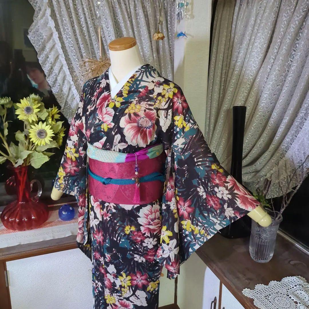 【現品限り一斉値下げ！】 生成り色の地に花々が妖艶な饗宴を見せる艶やかな正絹 着物・浴衣