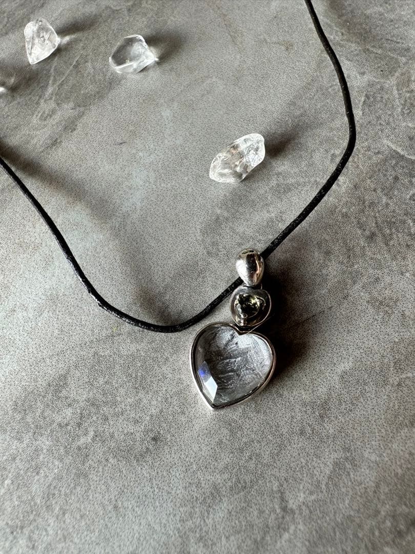 ギベオン隕石×モルダバイト　シルバー925 ハート型ペンダント ネックレス