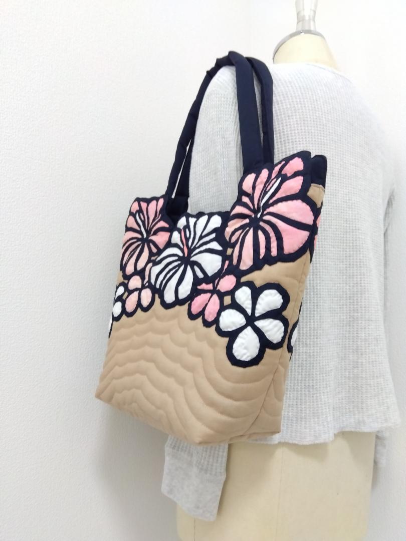ハワイアンキルト　ハンドメイド　ハイビスカストートバッグ