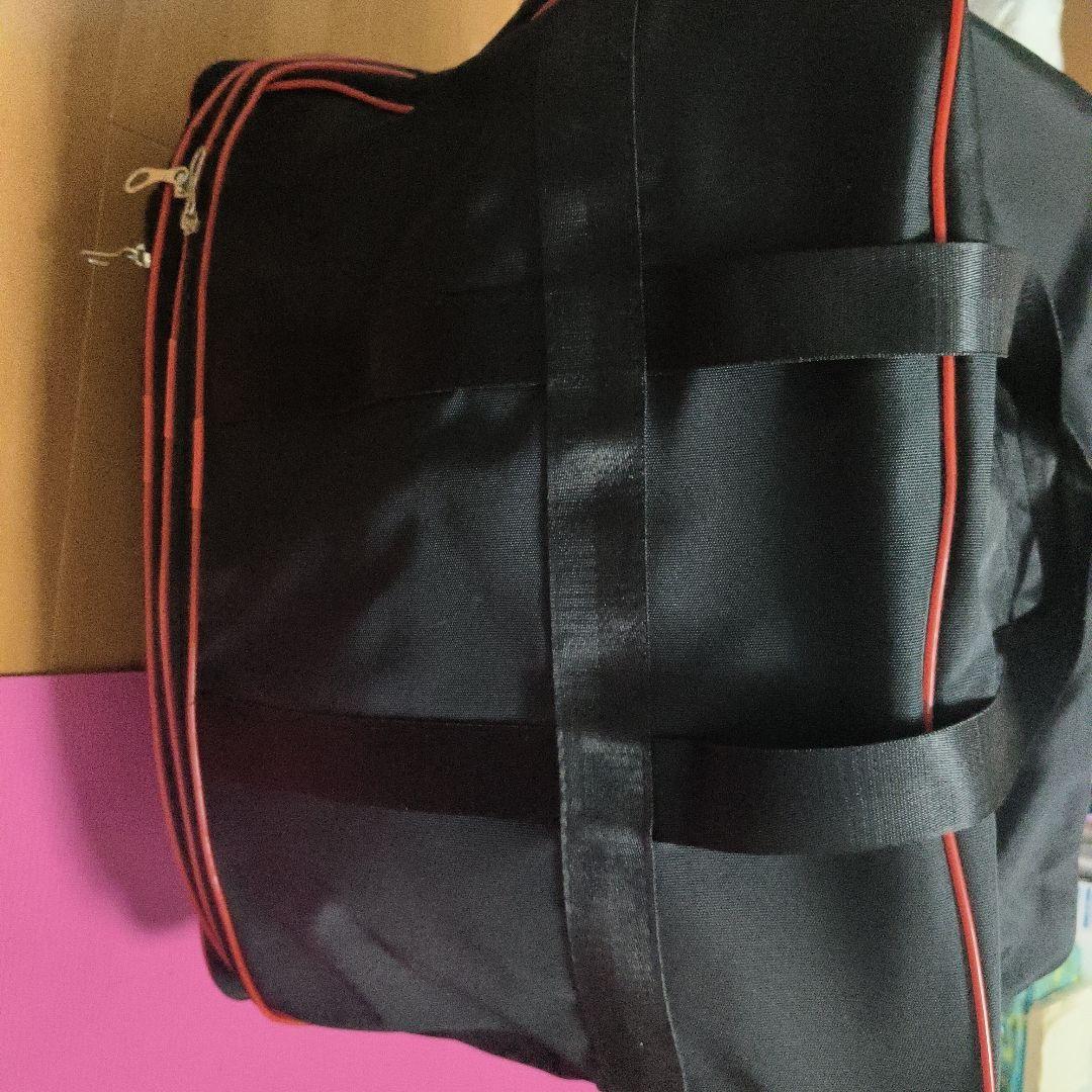 黒と赤のボストンバッグ