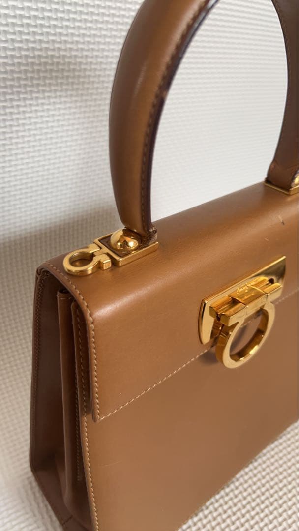 フェラガモ 2way ハンドバッグ ガンチーニ 金具 キャメル ブラウンレザー フェラガモ 2way ハンドバッグ ガンチーニ 金具 キャメル ブラウンレザー