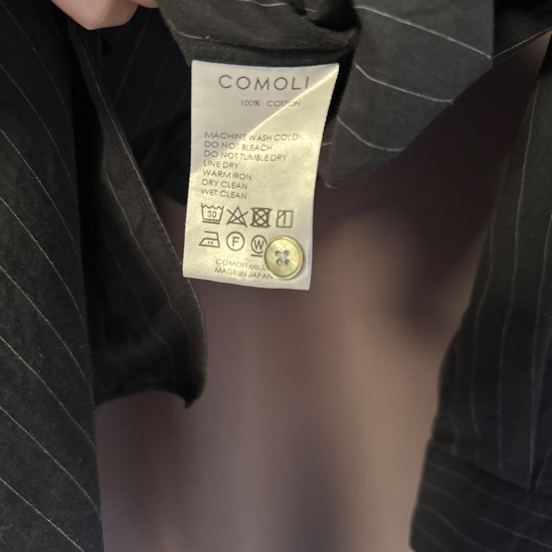 comoli バンドカラーロングシャツ　ブラックストライプ