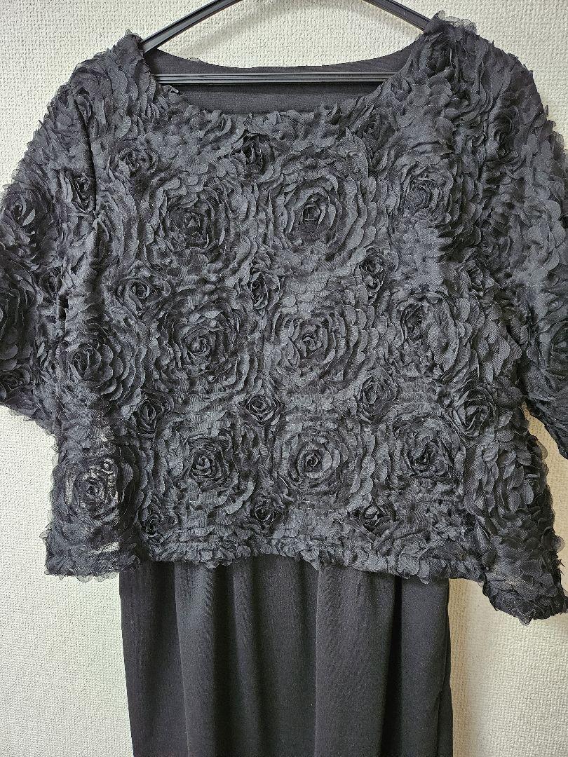 黒い花柄半袖ワンピース
