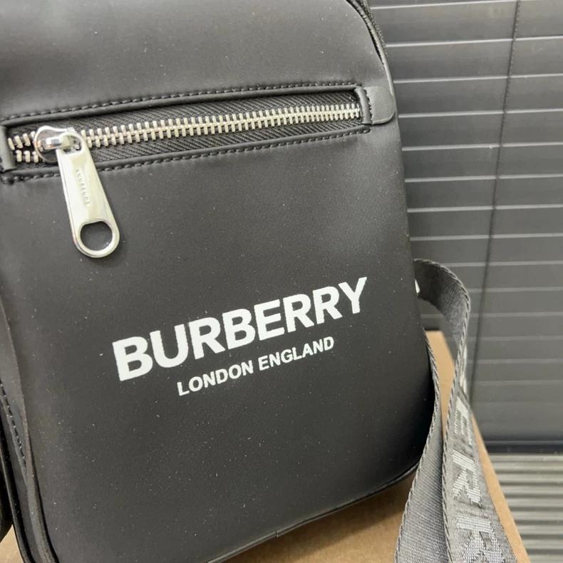 BURBERRY ブラック スマホショルダーバッグ - メルカリ