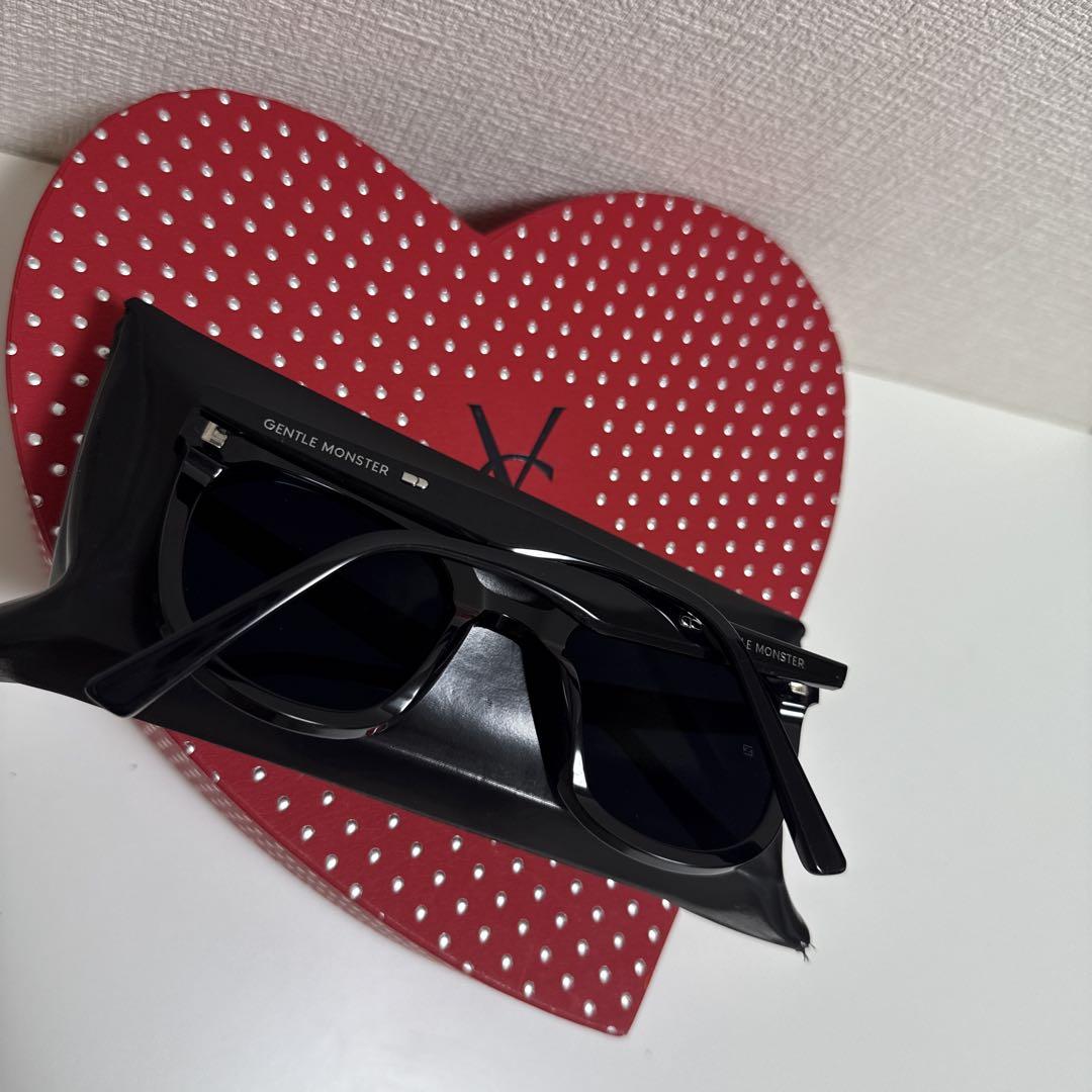 美品GENTLE MONSTER サングラス rosy.s ブラック　ケース付き