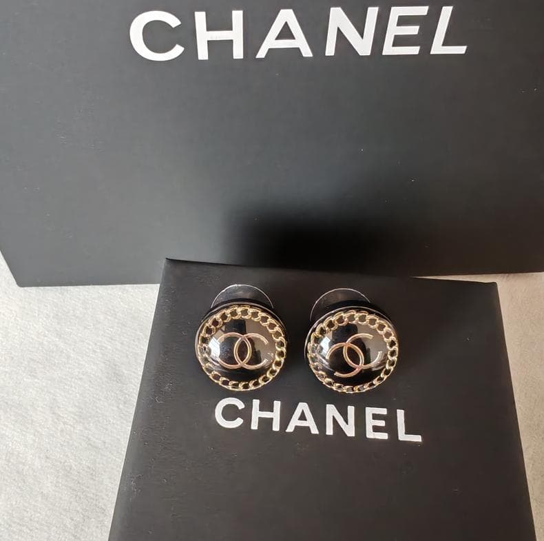 CHANEL ロゴ入り 黒ピアス