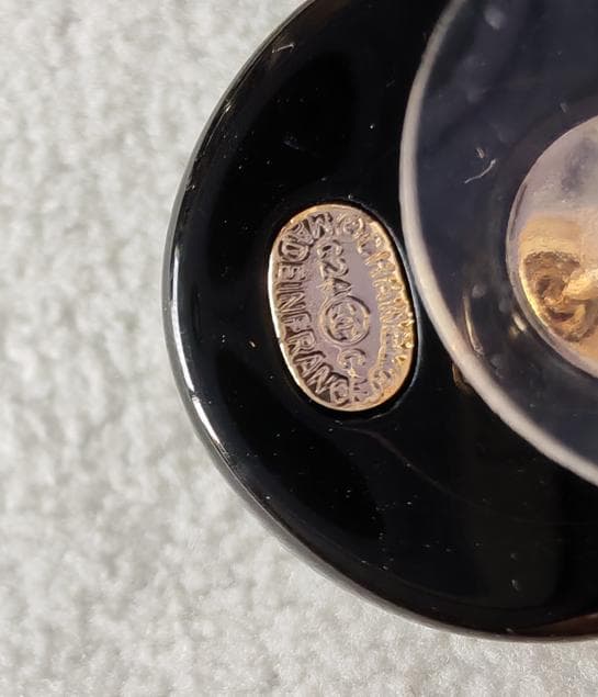 CHANEL ロゴ入り 黒ピアス