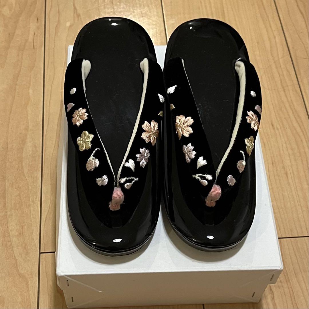 ふりふ 黒の花柄刺繍草履 箱付き 着物・浴衣