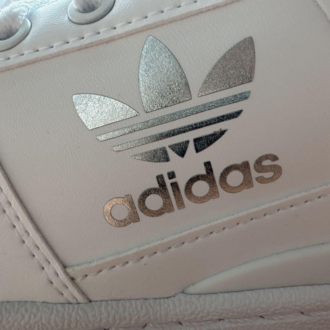 adidas ホワイト スニーカー メタリック