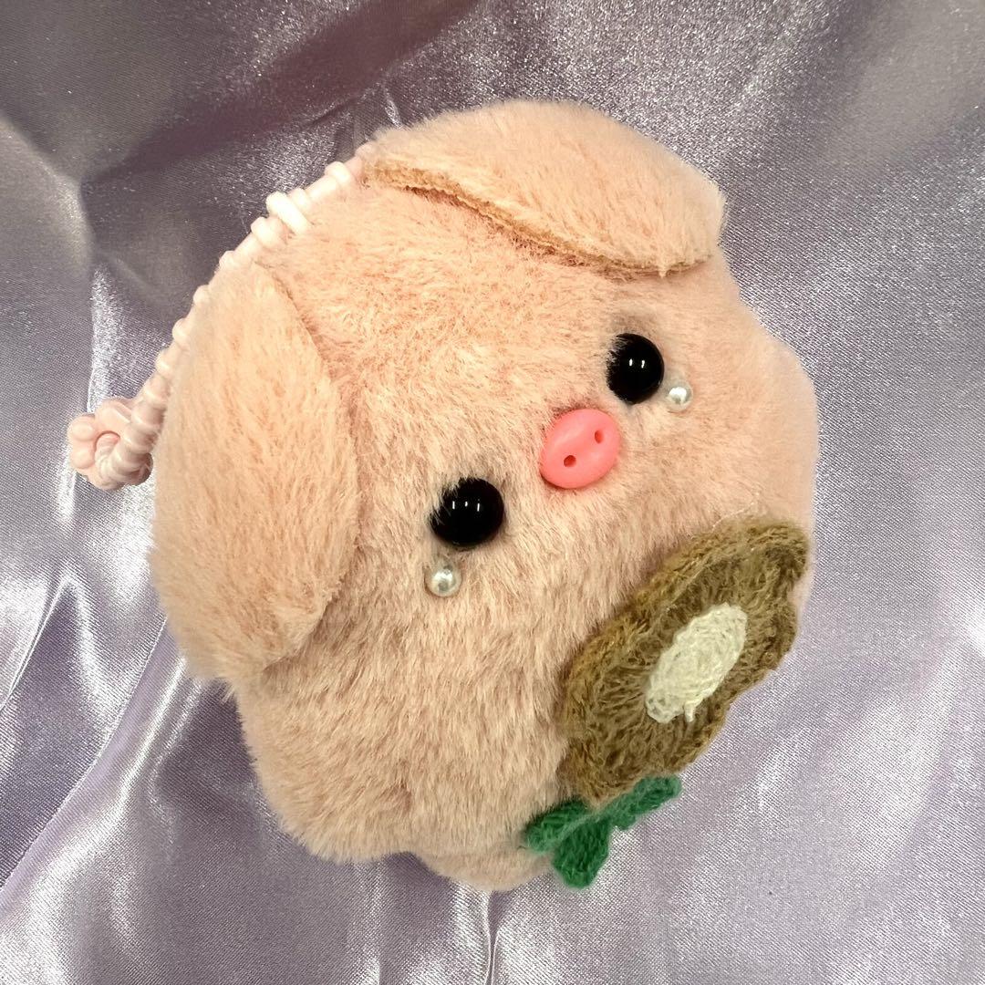 豚の形のぬいぐるみ ストラップ付き - メルカリ