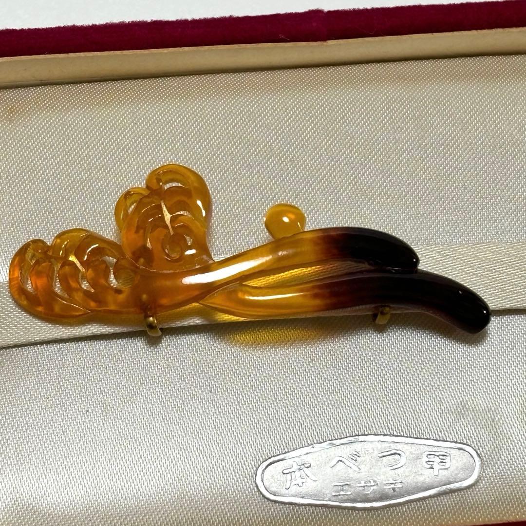 帯留　●　鼈甲　●　刀の縁にべっ甲仕立て　●　着物　●　小物　●　べっ甲　●　帯留め　 NO.1225 帯留め 鼈甲調 鼈甲張？ 花葉 張べっ甲？ リメイク品(帯留 帯飾り 和装小物)ハンドメイド品