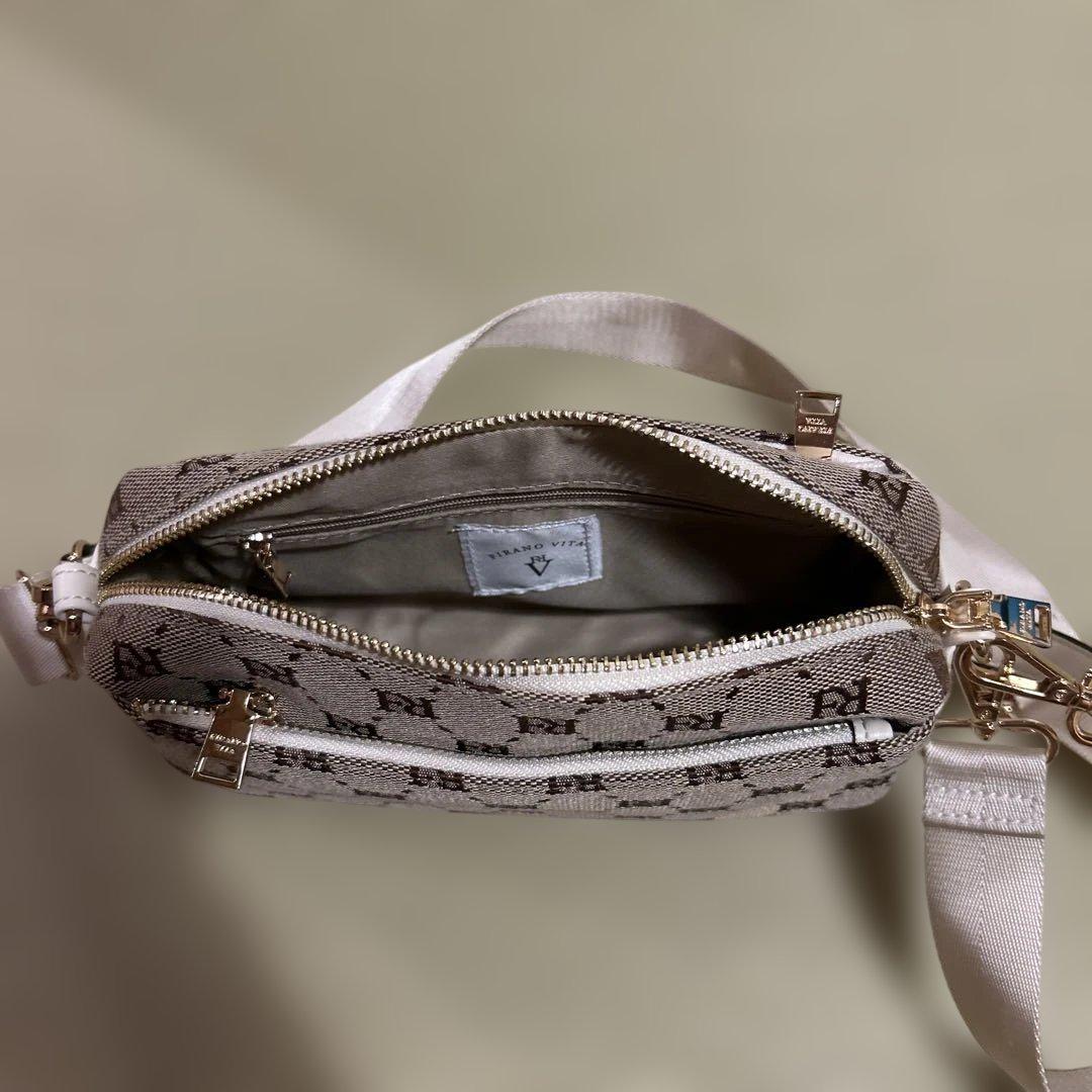 off-white 大人気ショルダーバッグ ベージュモノグラムデザイン モノグラムショルダーバッグ ベージュ/ホワイト - メルカリ