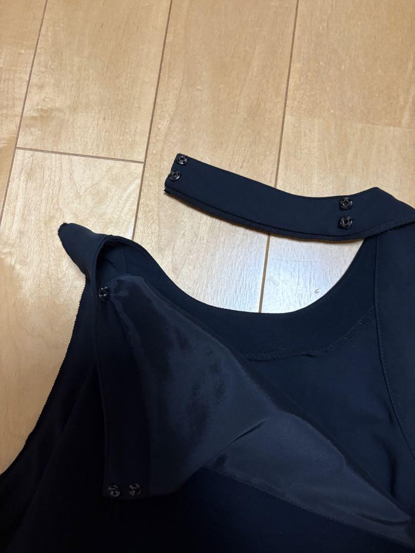 黒のノースリーブタイトワンピース