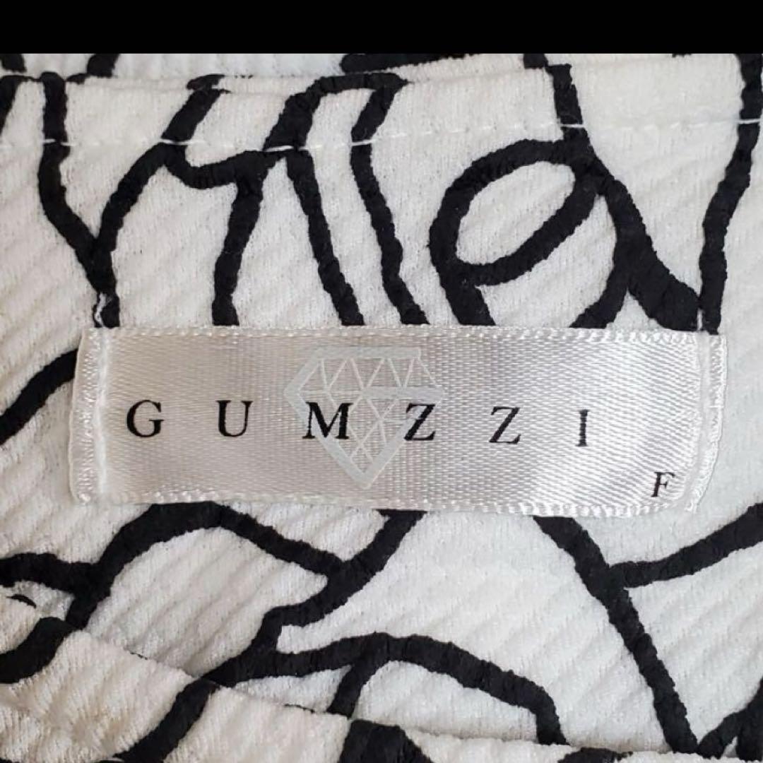 GUMZZI ミニワンピース 花柄 総柄 白 黒 ノースリーブ フレア 可愛い