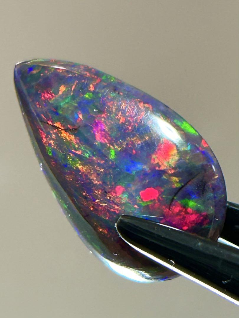 8カラット ブラックオパール|エチオピア産|21x15x6mm